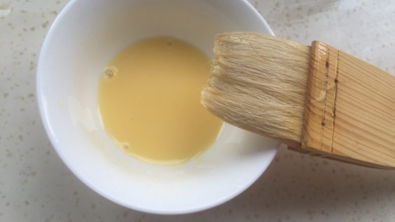 黄油面包卷,准备一点蛋黄,加一半水搅匀。