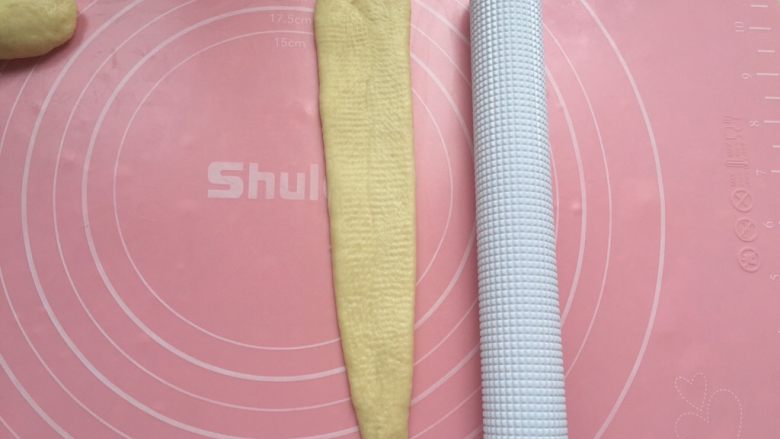 黄油面包卷,上面擀开后,再往下面擀开,最后如图。长长的雨滴状!(最宽处不超过4cm)