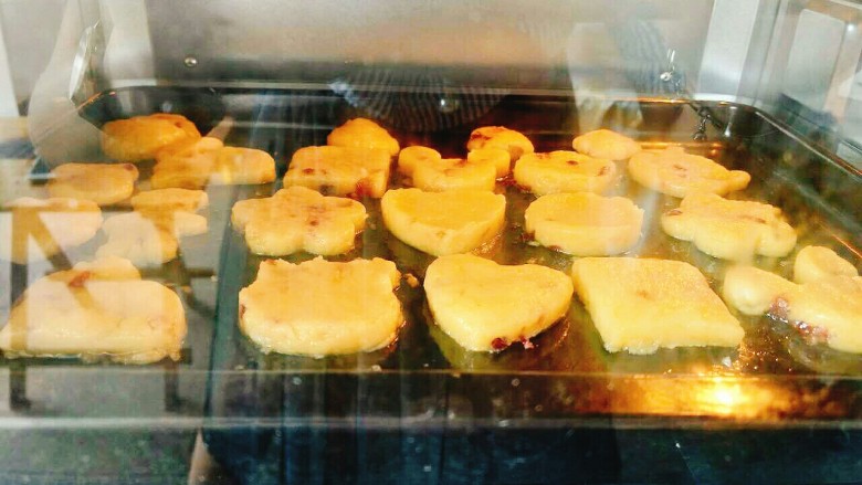 蔓越莓曲奇饼,将烤箱160℃提前预热10分钟,再放入小饼干160℃上下烘烤20分钟
