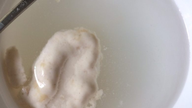 天然酵母宝宝的成长记,弄一勺酵种放在一碗水里,静待片刻,酵种浮在水面,说明酵母宝宝的活力特别棒的。可以通过这个方法来判断酵母宝宝的活力。可以开始制作天然酵种面包了。用不完的酵母放冰箱冷藏保存,每周固定喂养一次。如果做面包比较频繁的话,要做面包之前提前四五个钟头先喂养,有活力的酵母,烤出来会更棒的。