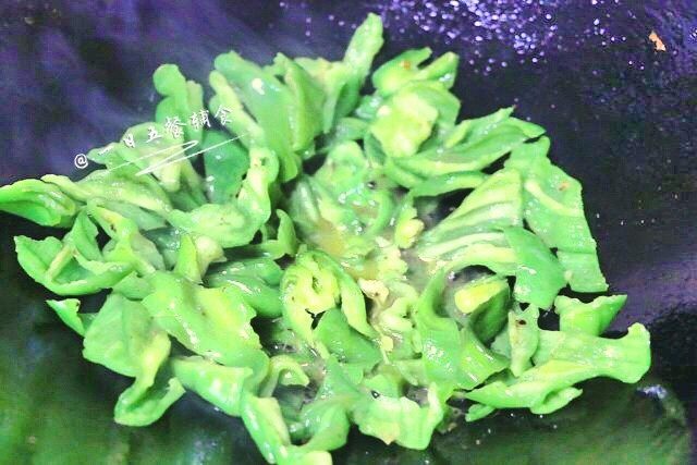 青椒炒猪肝,留点底油,倒入青椒煸炒。约1分钟。