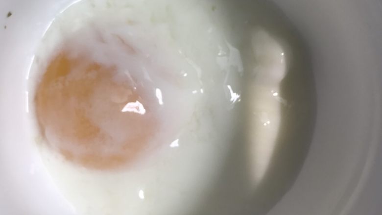 牛油果温泉蛋拌饭,时间到取出鸡蛋,像平时磕鸡蛋一样,打在碗里