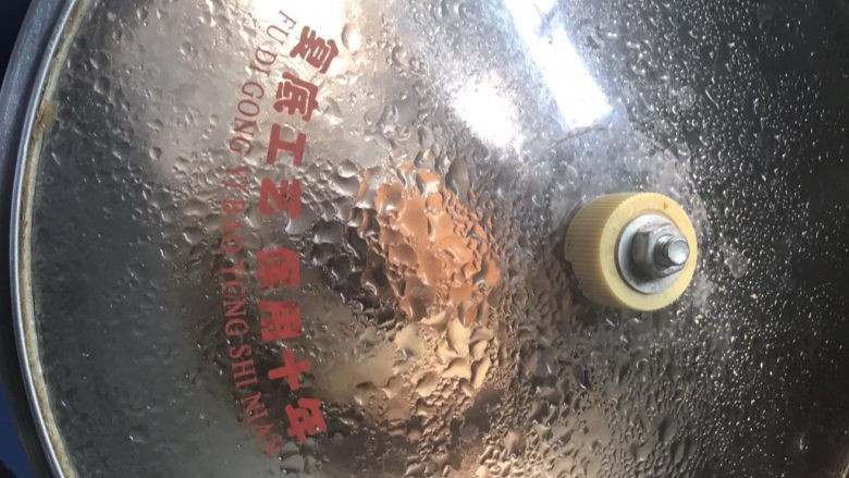 牛油果温泉蛋拌饭,锅里加500ml水煮沸,然后关火加50ml冷水,把<a style='color:red;display:inline-block;' href='/shicai/ 9'>鸡蛋</a>放进去,闷20mins