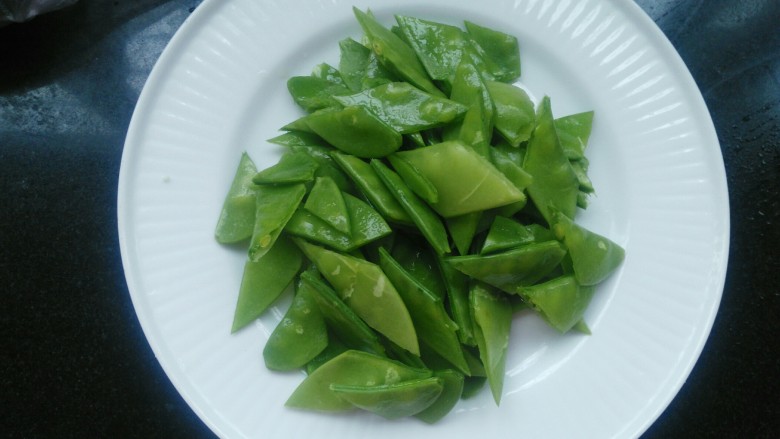 荷兰豆炒香肠,<a style='color:red;display:inline-block;' href='/shicai/ 81'>荷兰豆</a>摘去两头，切菱形。