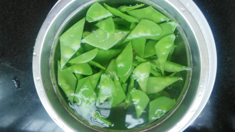 荷兰豆炒香肠,捞出入凉水。这样处理后的荷兰豆尤其脆甜。
