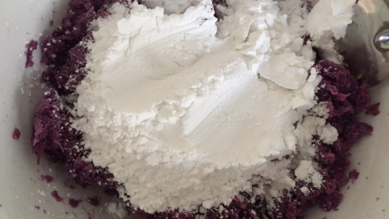 紫薯南瓜双色芋圆,再加入木薯粉,木薯粉要分几次加入。