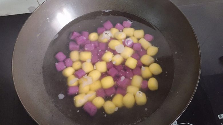 紫薯南瓜双色芋圆,锅中加水烧开,将芋圆放进去煮。