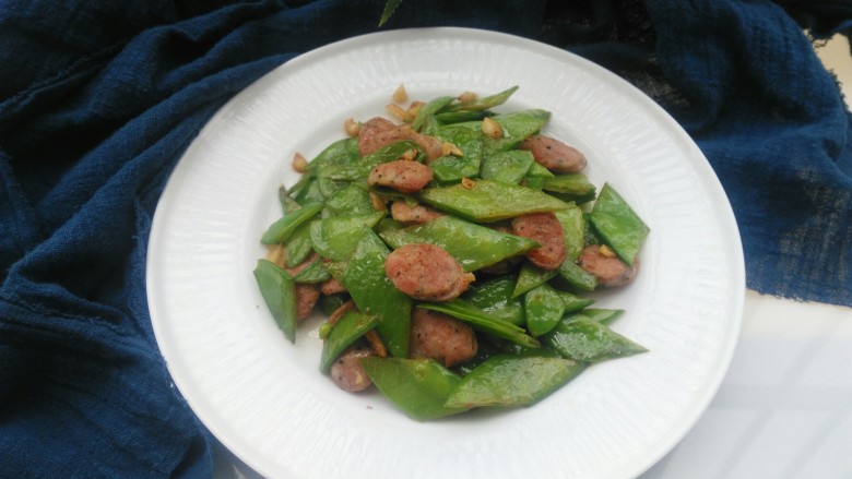 荷兰豆炒香肠,荷兰豆脆甜，香肠纯肉的，这道菜绝对是孩子的最爱！