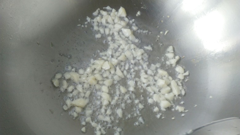 蒜香秋葵,锅中放油,倒入蒜末炒香。