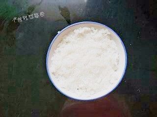 秘制鸡腿饭,蒸好的米饭放入碗中,做米饭造型用的