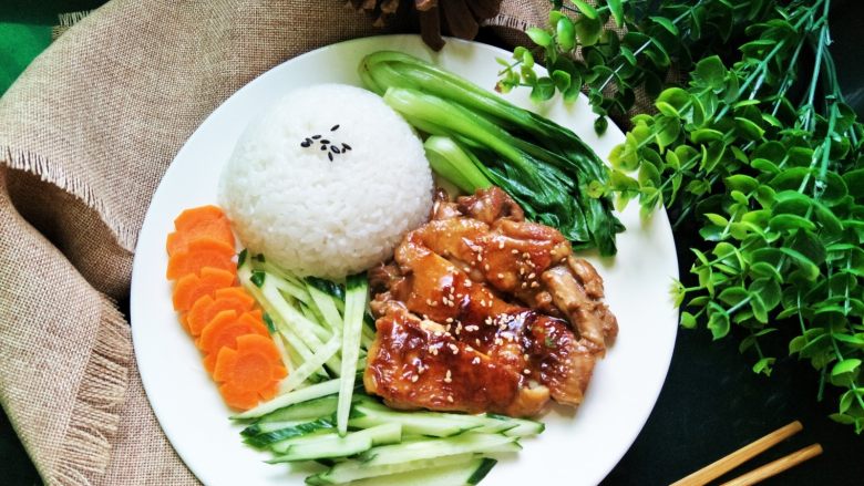 秘制鸡腿饭,午餐像这样子的来一份，也就够了。