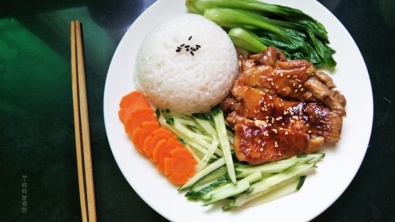 秘制鸡腿饭,味道醇厚,色泽光亮感极好