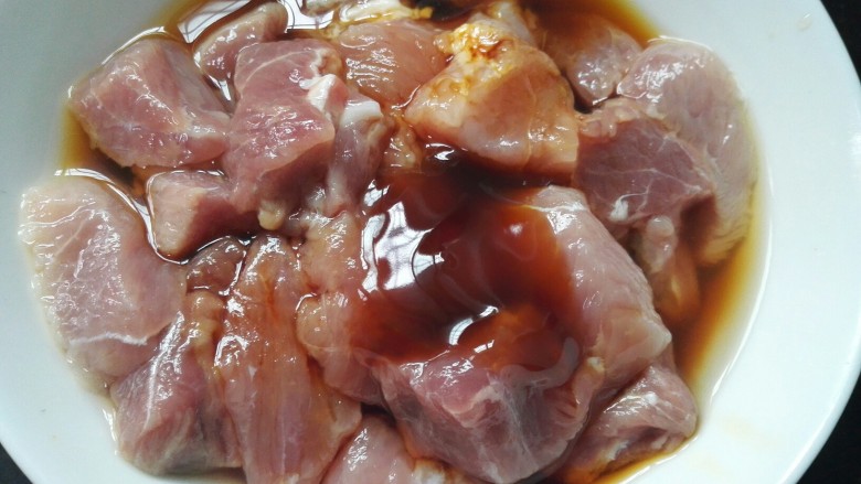 菠萝咕咾肉,用<a style='color:red;display:inline-block;' href='/shicai/ 721'>蚝油</a>、生抽、盐、<a style='color:red;display:inline-block;' href='/shicai/ 894'>黄酒</a>把肉腌制十五分钟