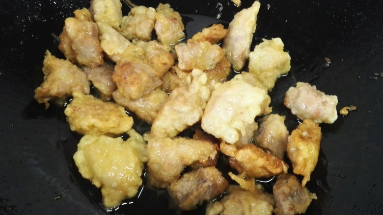 菠萝咕咾肉,用刚刚剩的底油开始做菠萝咕咾肉,油烧热放入炸好的肉