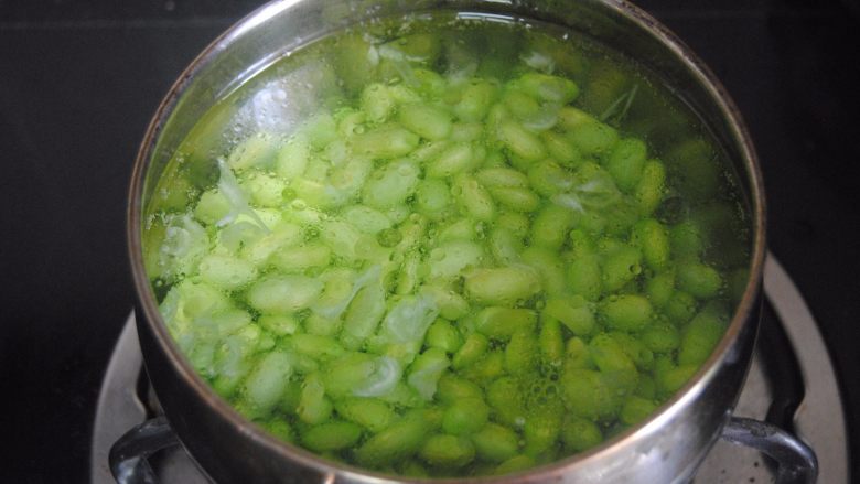 干贝烧毛豆,放入毛豆焯1分钟,加入几滴油会让毛豆更鲜绿哦