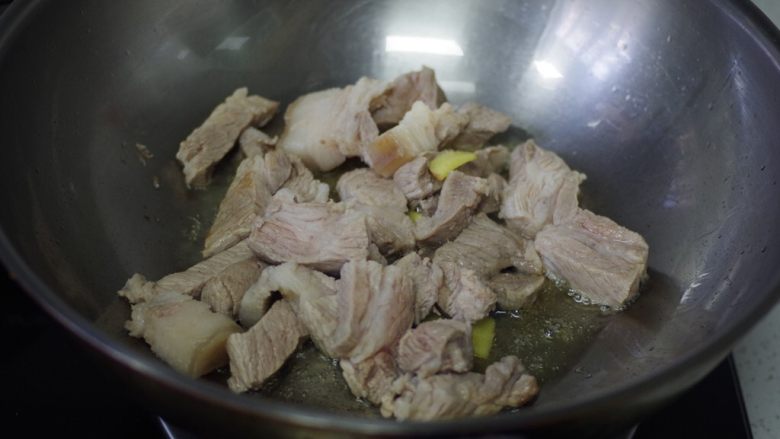 梅干菜土豆烧肉,下猪肉块,大火煸炒