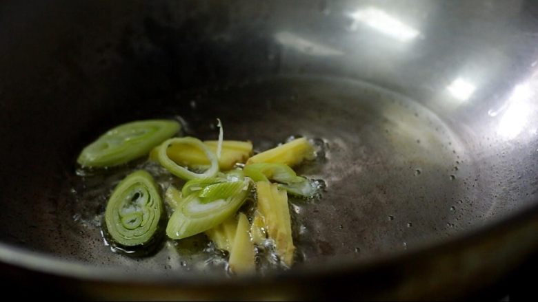 梅干菜土豆烧肉,起油锅,下葱<a style='color:red;display:inline-block;' href='/shicai/ 37'>姜</a>。