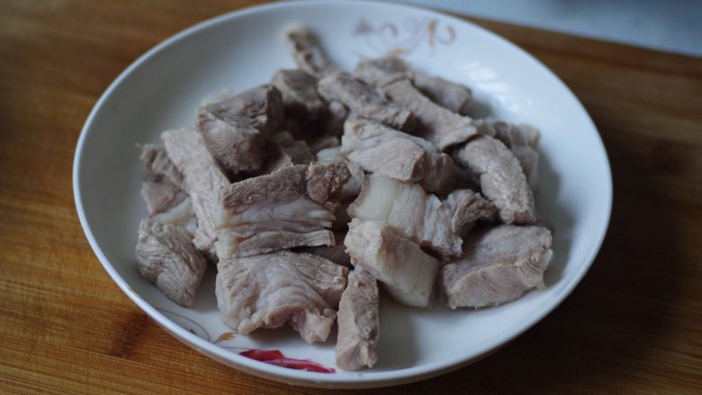 梅干菜土豆烧肉,焯水后捞出沥干!
