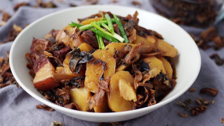 梅干菜土豆烧肉,美味下饭的梅干菜土豆烧肉就做好了!