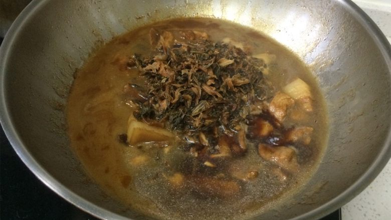 梅干菜土豆烧肉,梅干菜洗净沥干，并且过一边清水再沥干。加入锅中，水不够可以稍微加一点。