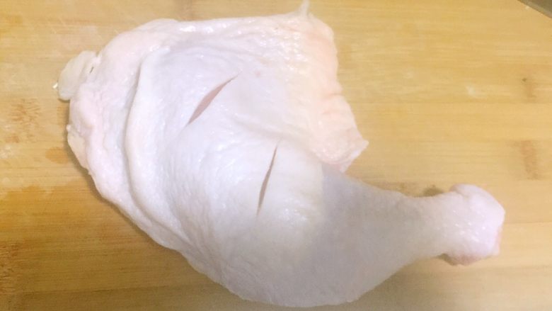 烤箱鸡腿,前后刮两道,洗净泡水五分钟去血。