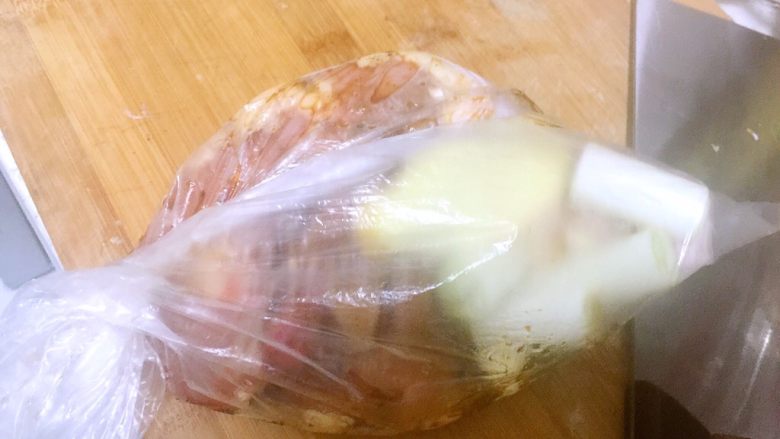 烤箱鸡腿,在套个保鲜袋,防止漏掉。