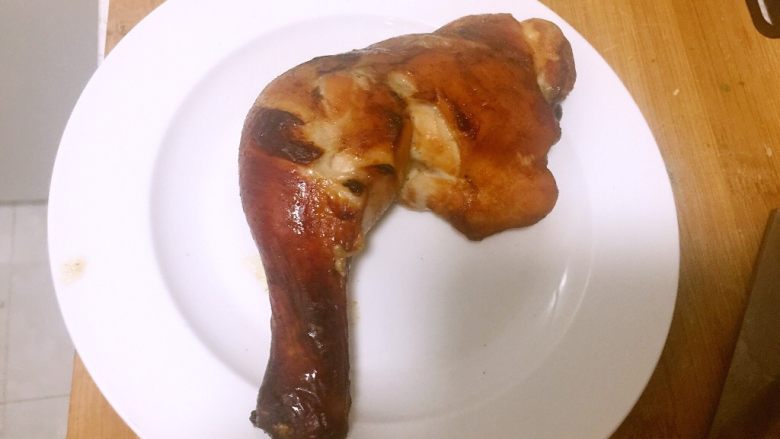 烤箱鸡腿,20分钟后,翻一面继续烤5分钟。