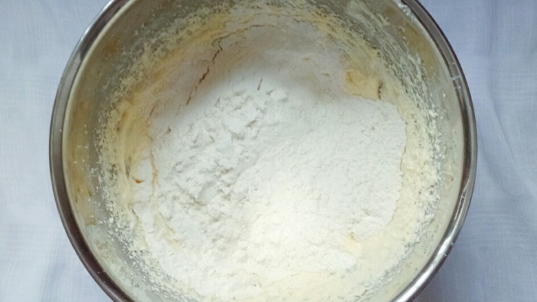 百香果磅蛋糕,低粉和泡打粉混合均匀,过筛到黄油中