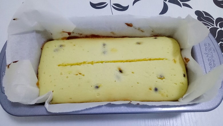 百香果磅蛋糕,中途烤20分钟后取出,用沾水的刀在面糊中间划一道,放入烤箱继续烘烤