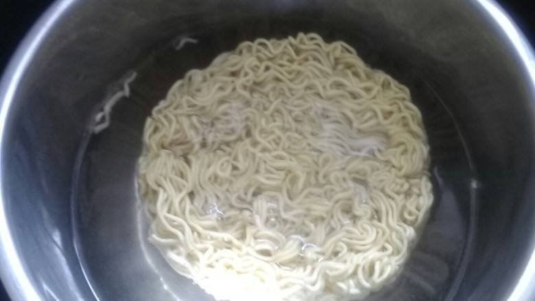 有时方便面味道也不错哦。,放入方便面。