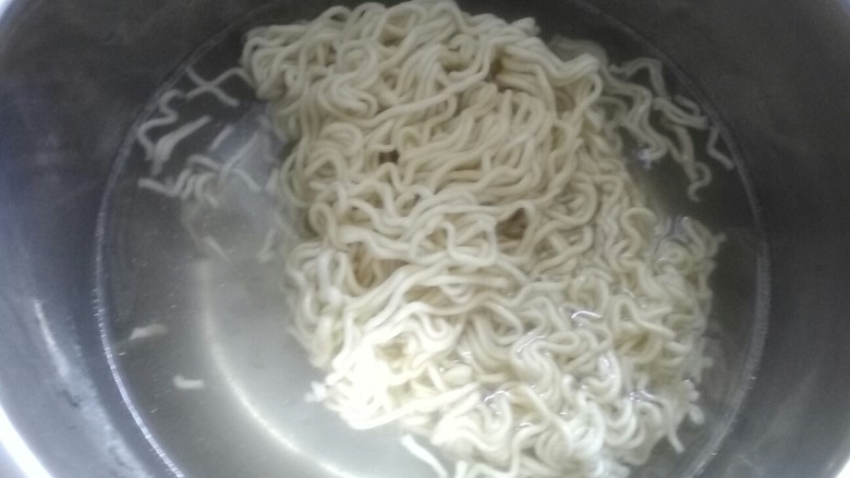 有时方便面味道也不错哦。,把方便面泡软。