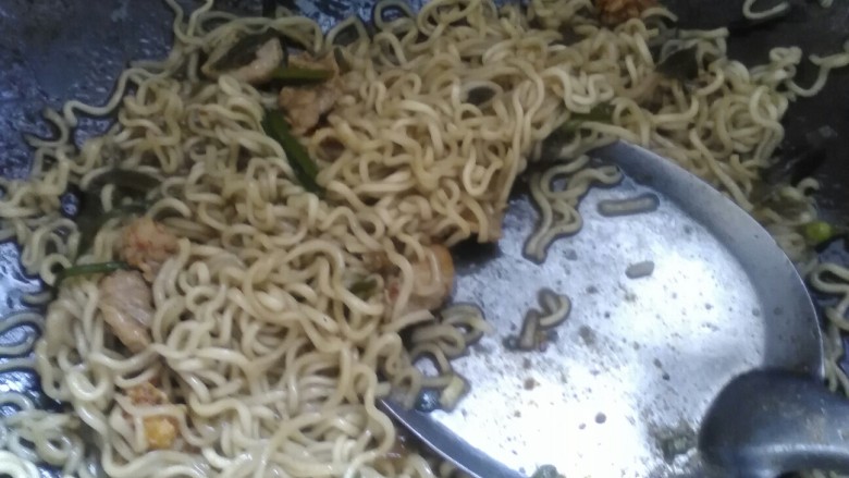 有时方便面味道也不错哦。,放入海带丝,肉,蔬菜,不停翻炒。