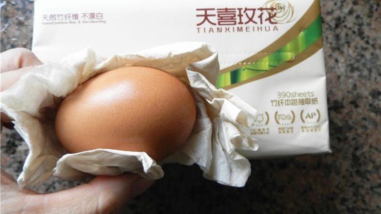 草莓酱甜甜圈,2个鸡蛋从冰箱取出来,用天喜玫花抽纸擦干净。