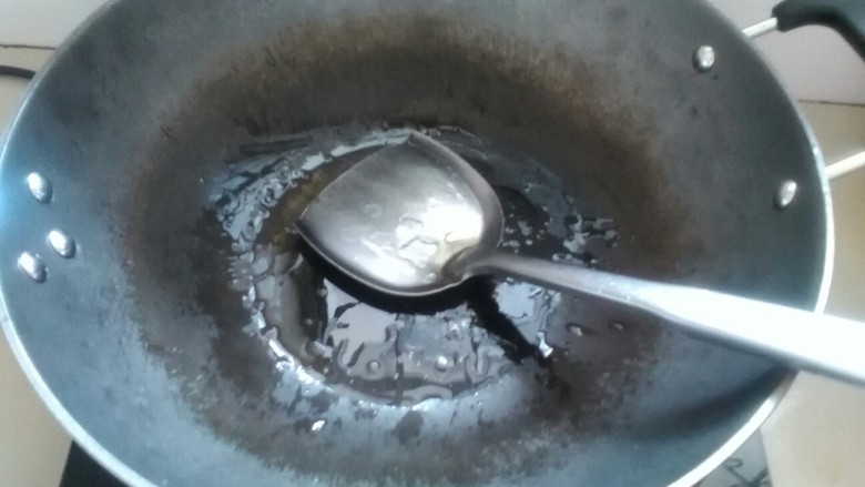 有时方便面味道也不错哦。,再在锅里放油,炒一个荷包蛋。