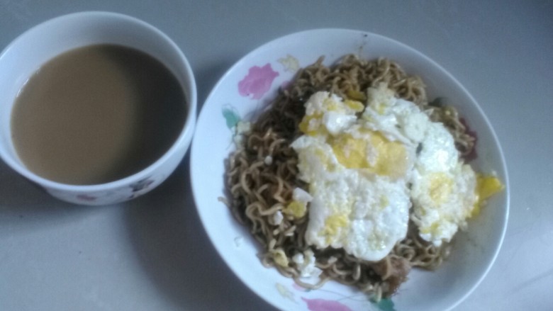 有时方便面味道也不错哦。,加一杯咖啡,也不错哦。