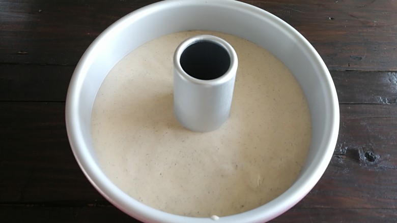 普洱茶牛奶戚风蛋糕,将面糊从15~20CM高度倒入模具里面,震几下模具,将空气震出来。