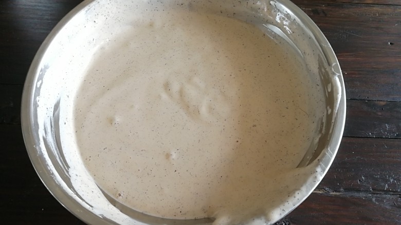 普洱茶牛奶戚风蛋糕,同样采用切拌的方法进行,速度要稍微快一点,以免产生大气泡。