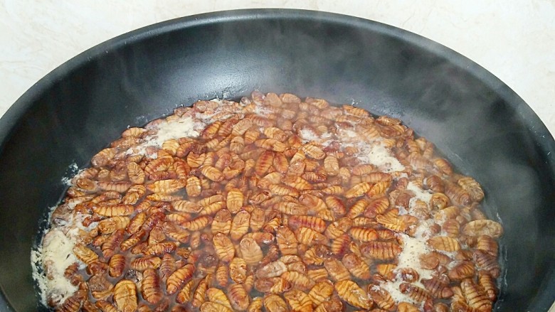 香辣蚕蛹,水开后煮8分钟左右戳水,去除杂质。