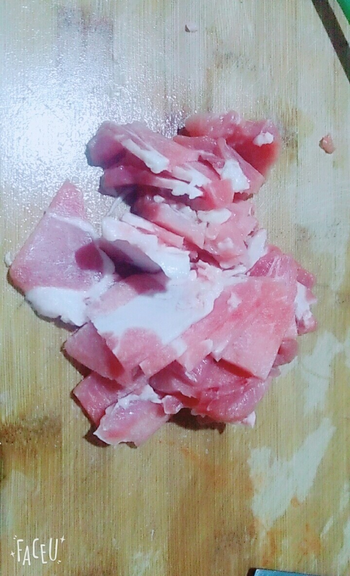 三菜炒肉,<a style='color:red;display:inline-block;' href='/shicai/ 414'>猪肉</a>切片,进行腌制