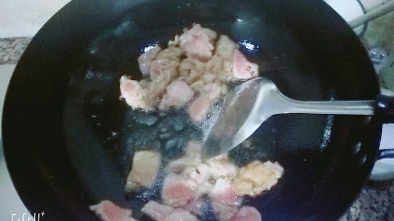 三菜炒肉,锅内放油,油7分热时放入腌制好的肉,