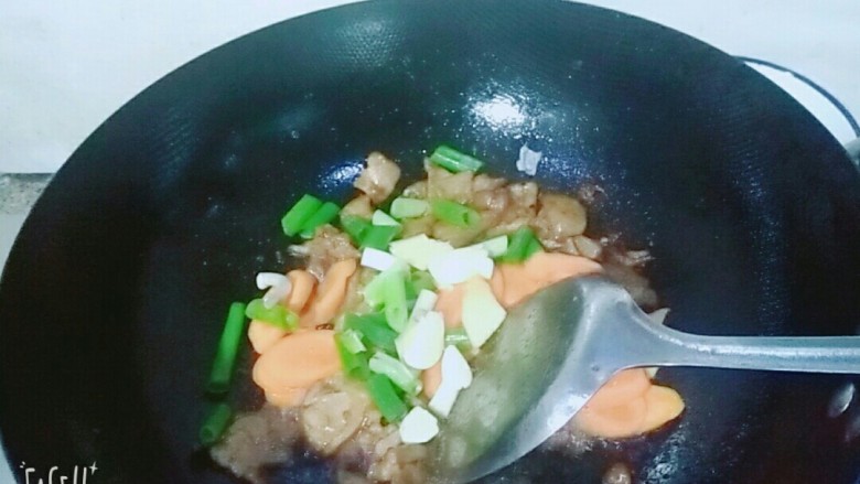 三菜炒肉,加葱姜蒜进行翻炒,