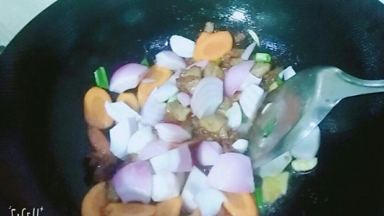 三菜炒肉,胡萝卜变色加入洋葱,翻炒1分钟左右
