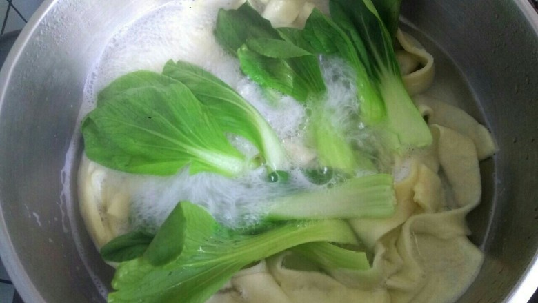 油泼面,煮三分钟,下入油菜,煮一会儿