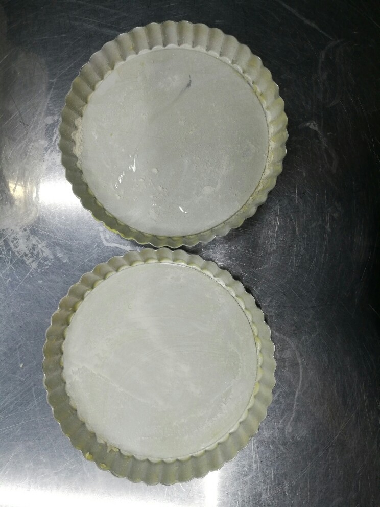 巧克力坚果蛋糕,模具四周抹黄油,筛一层面粉,这样好脱模