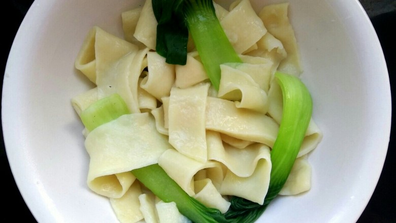 油泼面,捞到碗里,过下冷水,以免粘连