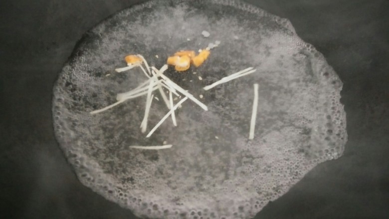 鮸鱼羹,锅里放水烧开,放姜死,小辣椒,味精盐,一条一条放搅拌好的鮸鱼条煮熟,出锅放米醋和葱花即可,
