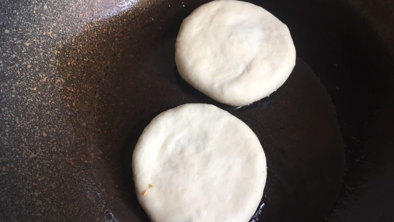 西葫芦鸡蛋饼
,锅中抹上少许油,放入西葫芦鸡蛋饼