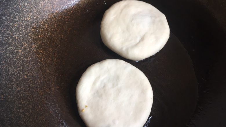 西葫芦鸡蛋饼
,锅中抹上少许油，放入西葫芦鸡蛋饼