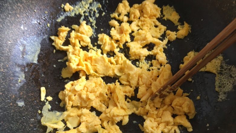 西葫芦鸡蛋饼
,用筷子快速搅拌,鸡蛋凝固后关火