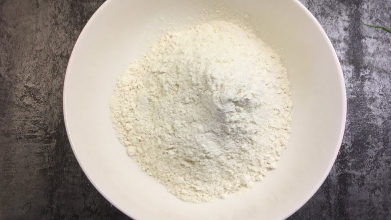 西葫芦鸡蛋饼
,腌制西葫芦的时候和面团,准备一些面粉